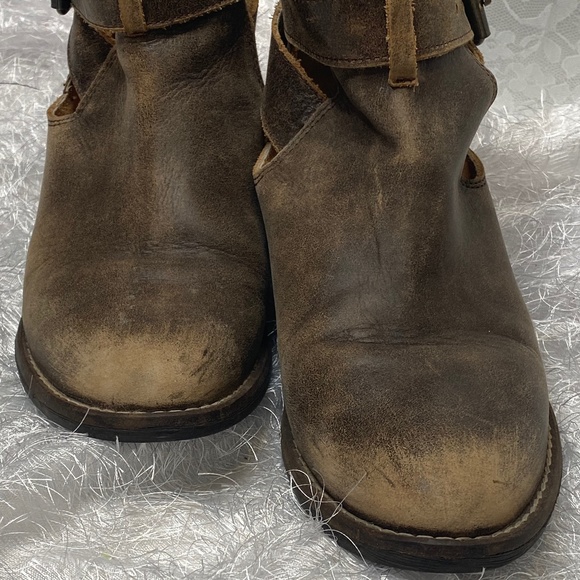 Very Volatile Distressed Ankle Booties - Picture 3 of 7